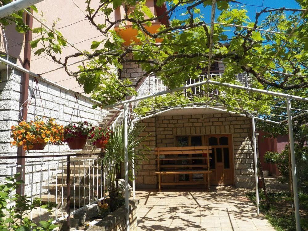 Apartment Sanja Near The Sea, Spacious And Green :) Pula Bagian luar foto